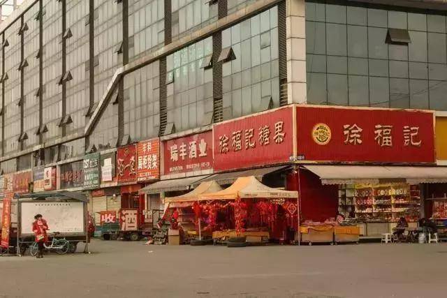 白家海鲜市场和华丰食品厂开到白家镇后,爹妈又多了两个采购食物的