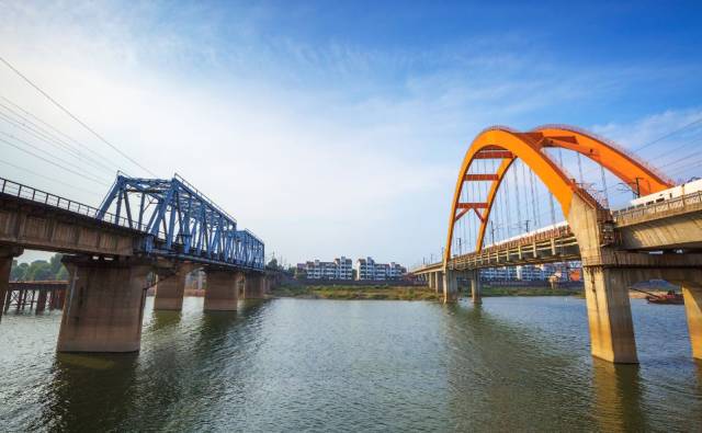 八十年代的永修公路浮桥和老铁桥