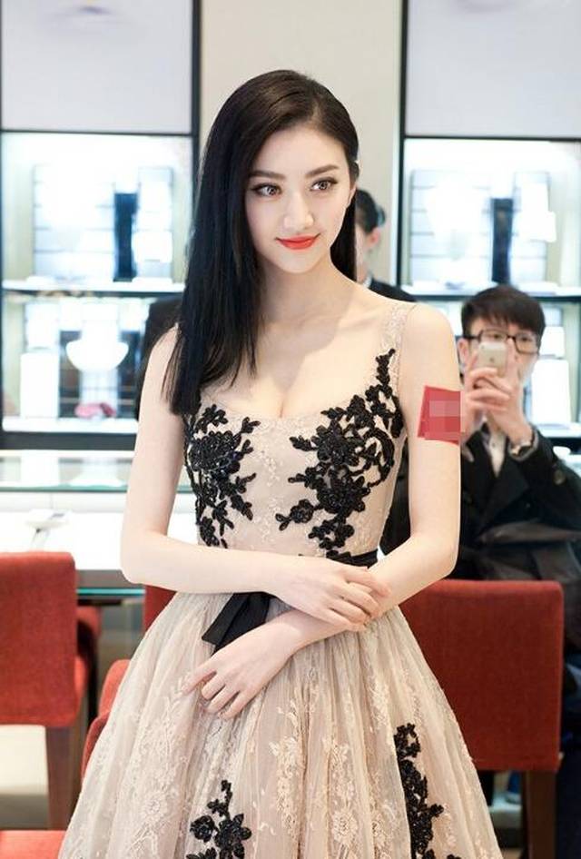 不过很多网友也注意到了她的裤子,她穿着一条黑色紧身裤,加上景甜的