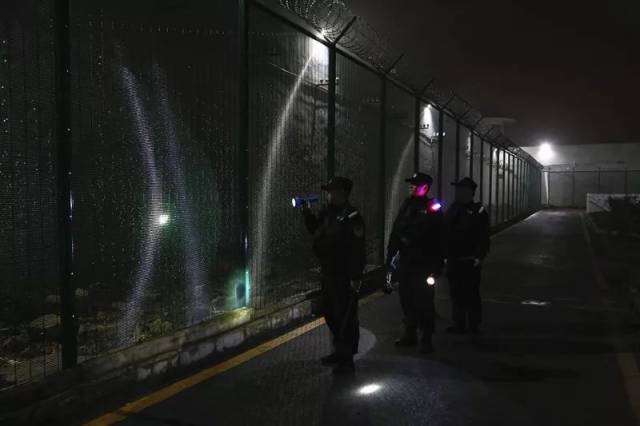 三名金西监狱民警正在夜间巡逻