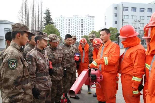 第四站: 驻淮73106部队新兵营 虽然市民朋友们 都在享受假期