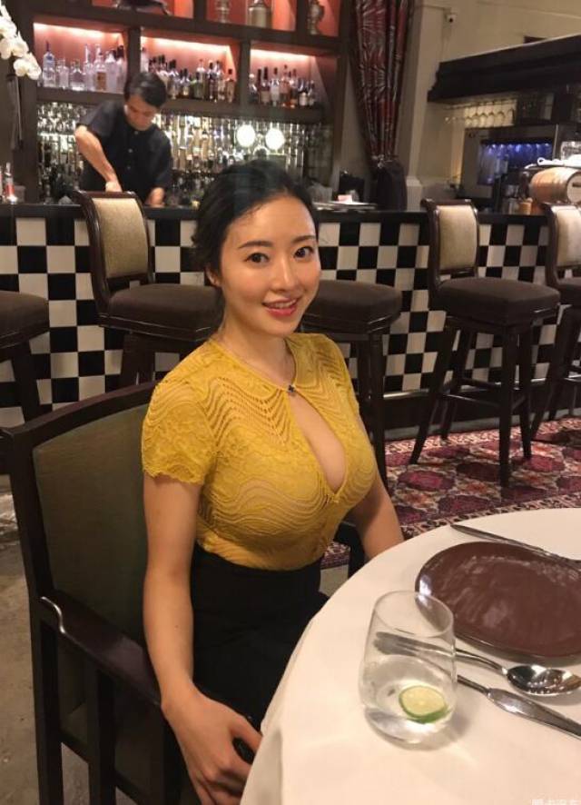 被刘强东带火的蒋聘婷有奶茶妹妹漂亮吗?