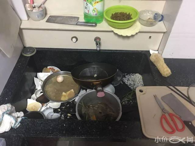 晚上回到家, 家里的碗全被她摔碎.