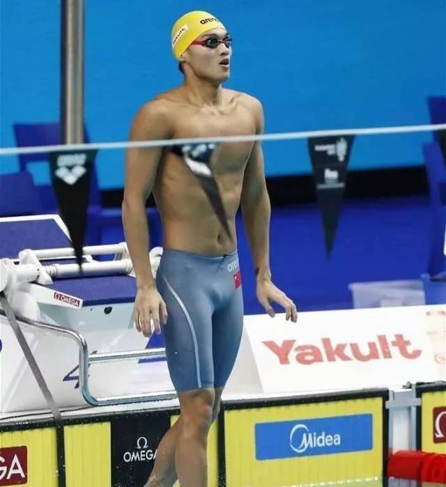 22岁的徐嘉余,身高1米84,是中国男子仰泳项目的领军人物,可是大男孩