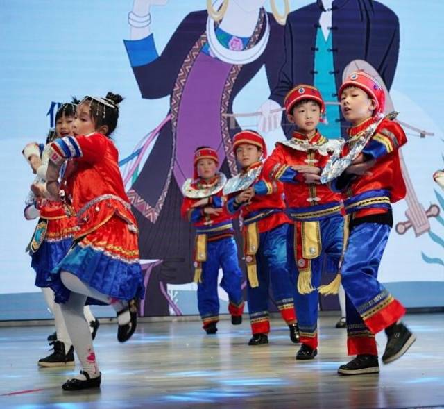 三年级 侗族 服饰:银项圈 舞蹈:《侗家儿童多快乐》 三年级学生佩戴