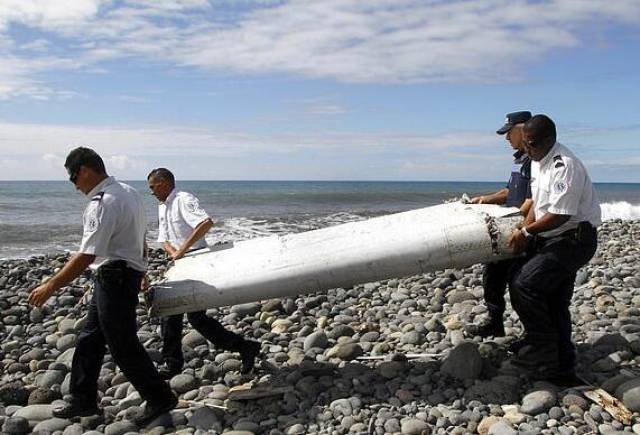 马航mh370遇难者家属称找到5片客机残骸.(图源:《每日邮报》)