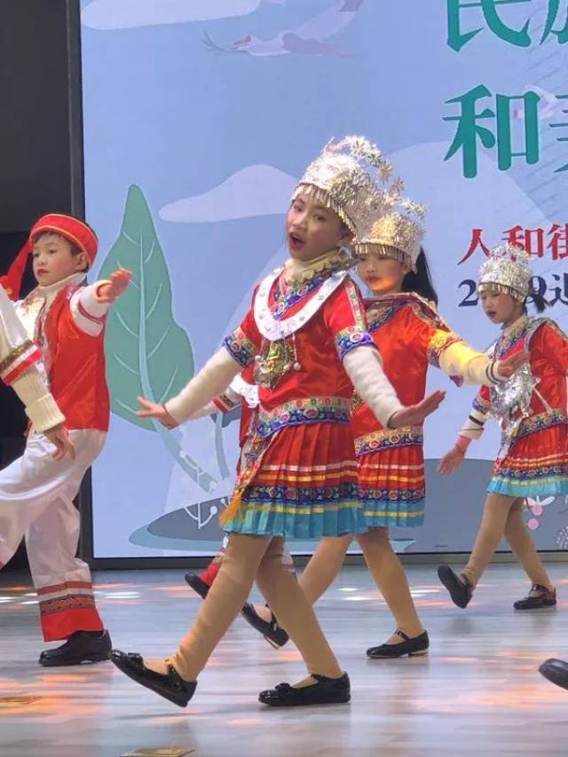 三年级 侗族 服饰:银项圈 舞蹈:《侗家儿童多快乐》 三年级学生佩戴
