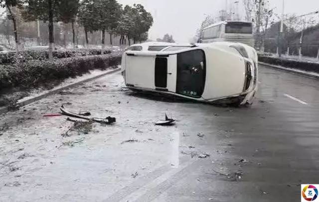 图为合肥合淮路上车祸现场.