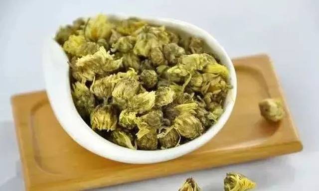 菊花是我国传统的常用中药材之一,据古籍记载,菊花味