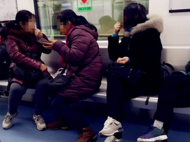 四位大妈车厢内嗑瓜子还乱扔 网友:像开联欢会