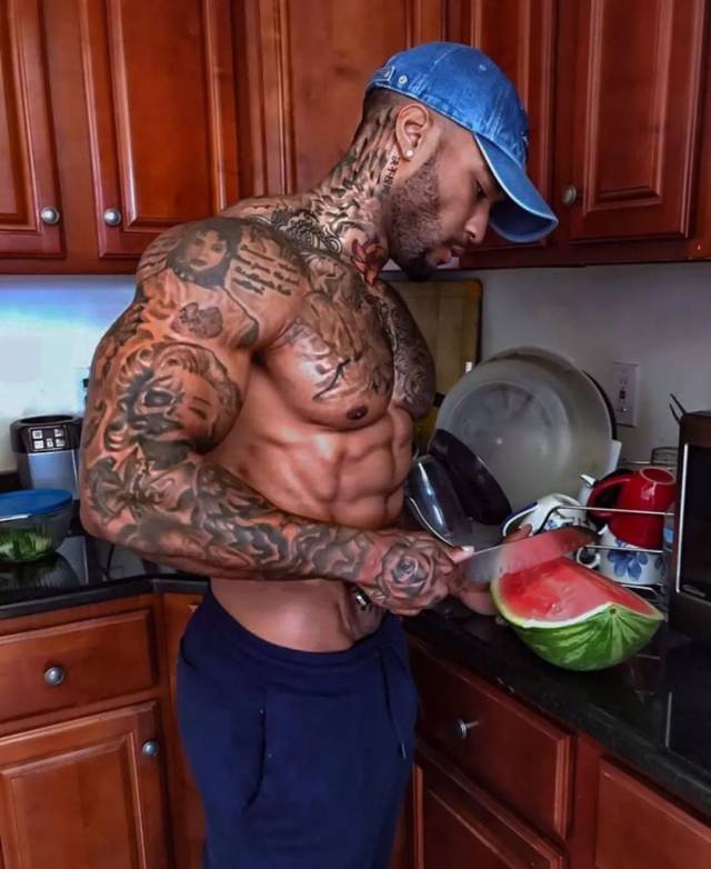 这位花臂纹身肌肉男,玩转俯卧撑,世上没有他做不了的花式俯卧撑!