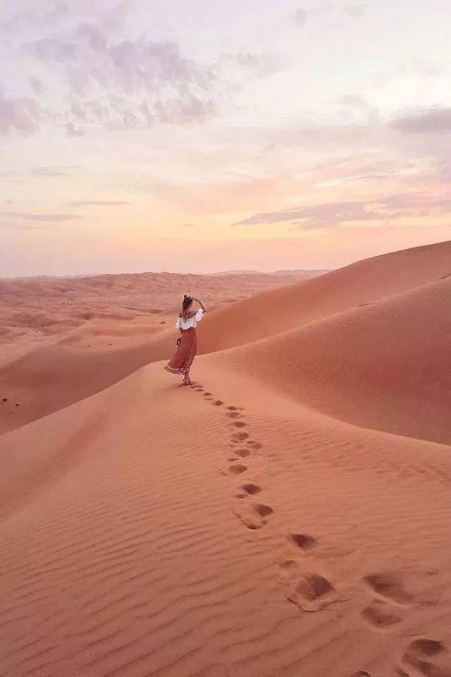 你一步一个脚印的向沙漠深处走去,寻找着心中的那片绿洲,渴望能够有