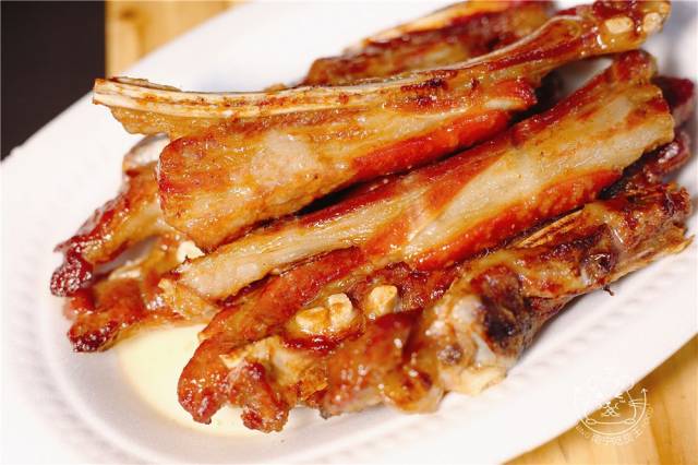 会食的老饕都知道,这时候涮上一份粉肠头是最美味不过了~新鲜又脆口!