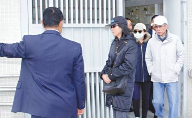 保镖为王俪桥,李泽钜和女儿开路.