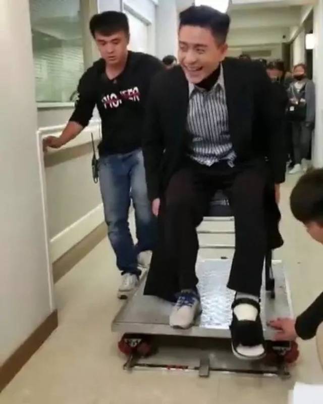 黄宗泽伤脚考演技!坐喺度急步行笑死网友!崩溃:我真系