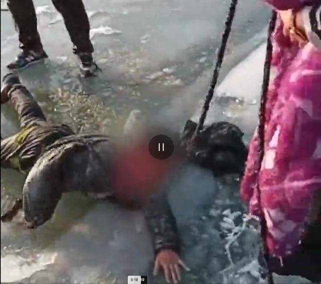 车上2男3女只有男司机和男童及时逃生被附近群众救起,其余3位目前生死
