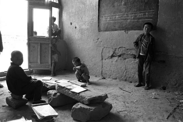 90年代贫困山区儿童照片:条件艰苦,眼睛充满对知识的渴望