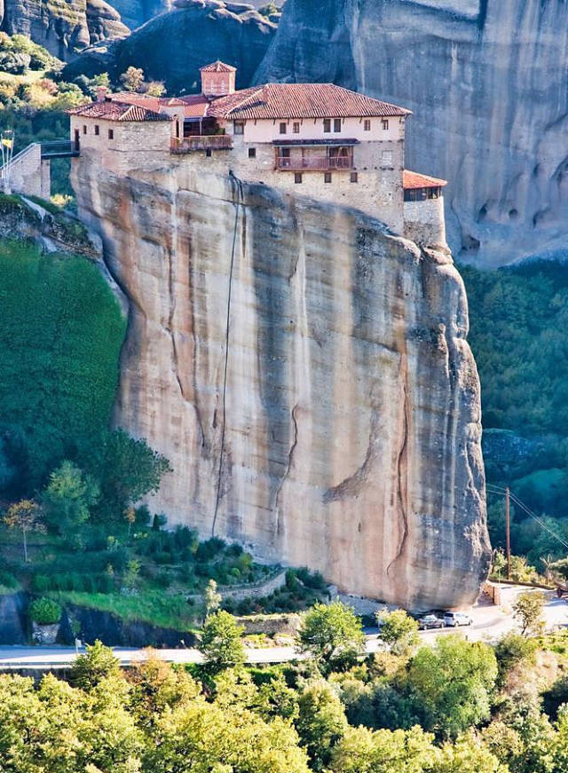 建在悬崖峭壁上的寺庙让人目瞪口呆 驴友惊呼这要逆天吗