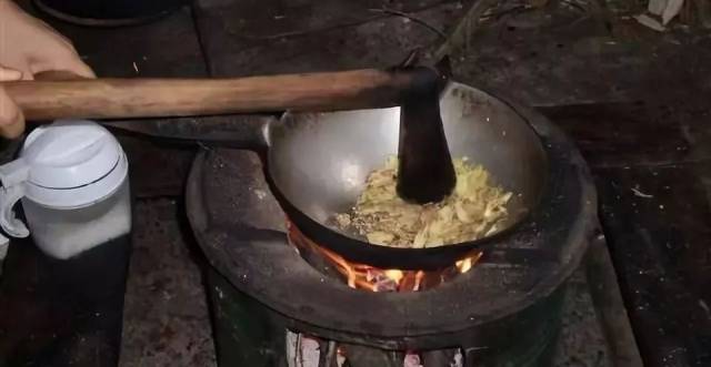 剁剁茶,全州人的油茶,里面再放一个白糍粑是全州人生活的常态