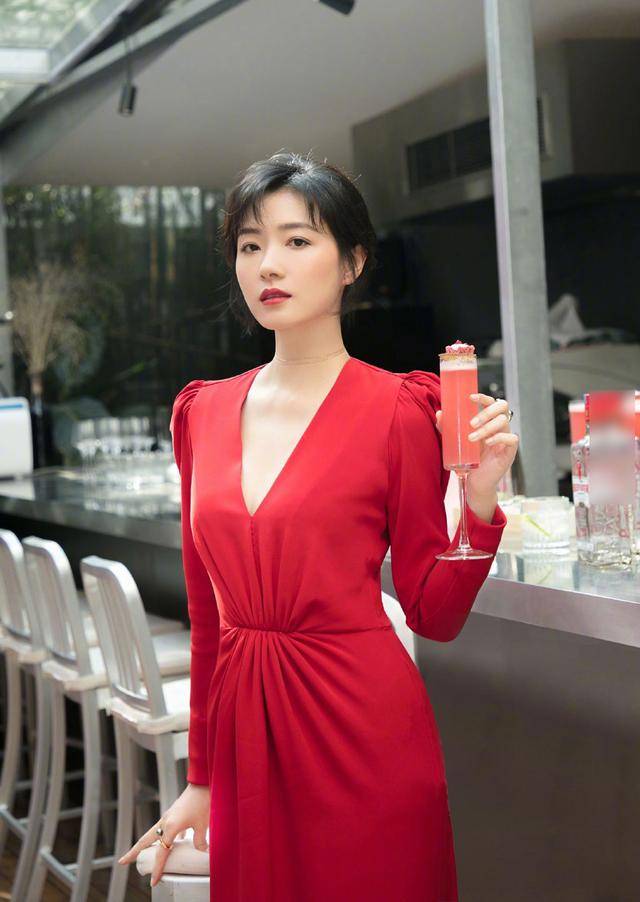 37岁万茜太美了!身穿红色深v长裙时髦又减龄,波波头短发更惊艳