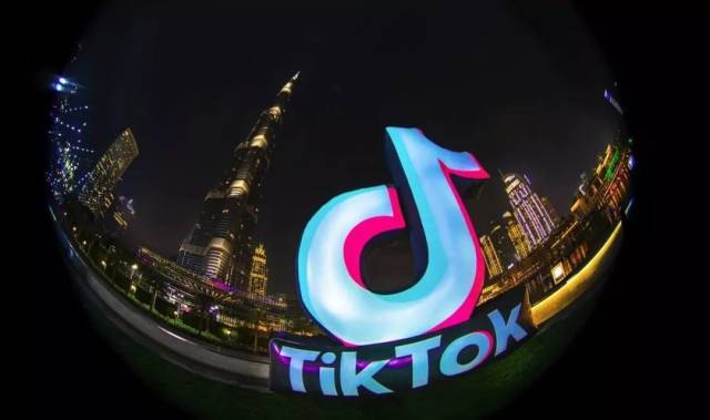 好嗨哟 抖音海外版tiktok跨年夜登顶世界最高塔,200网红助力超燃