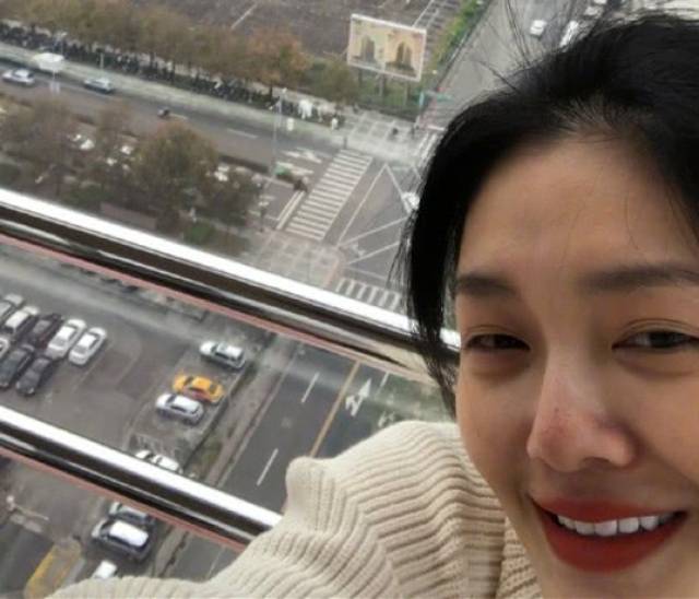大s素颜被指疲惫脸黑眼圈重,路透照真人又瘦又美,状态