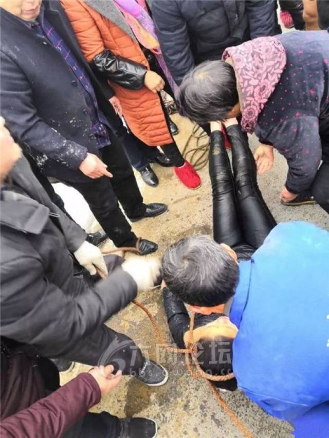 落水女孩被救上来直接瘫痪在警察叔叔怀里