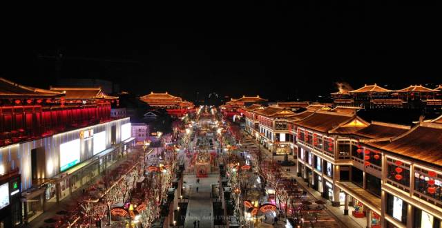 西安曲江大唐不夜城的夜景璀璨迷人,从航拍的角度看,太美了!