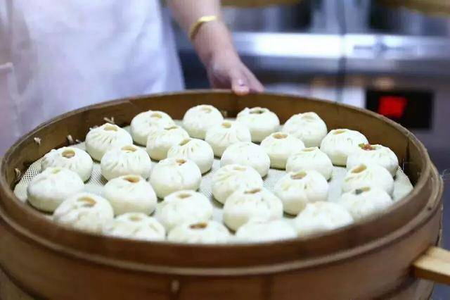 街头「包子铺」里的一次雅会,这只老清朝的包子被灌注