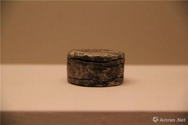 肖形铜印 肖形铜印出土于窦绾墓后室,印面图案分别有乐舞,人物行走,龙