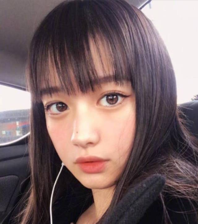 17岁女孩"素颜照"走红,天生的化妆脸,父母颜值证明她没整容!