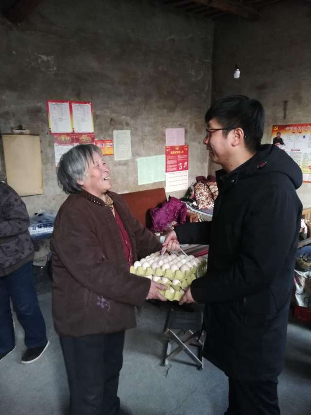 宁晋县纪昌庄乡情系贫困户 元旦送温暖