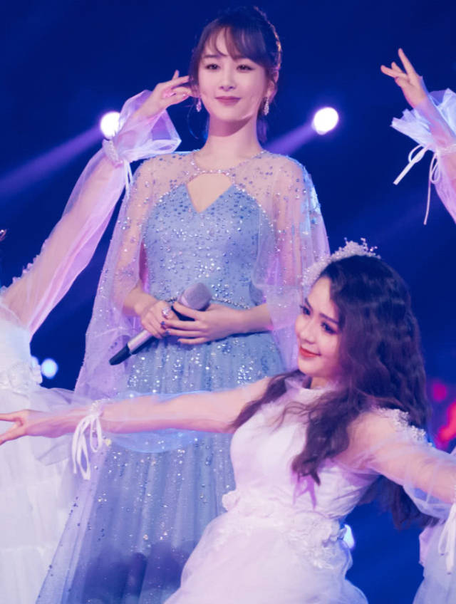 杨紫真是太厉害了,一袭"水母裙"成为全场焦点,美翻我了!