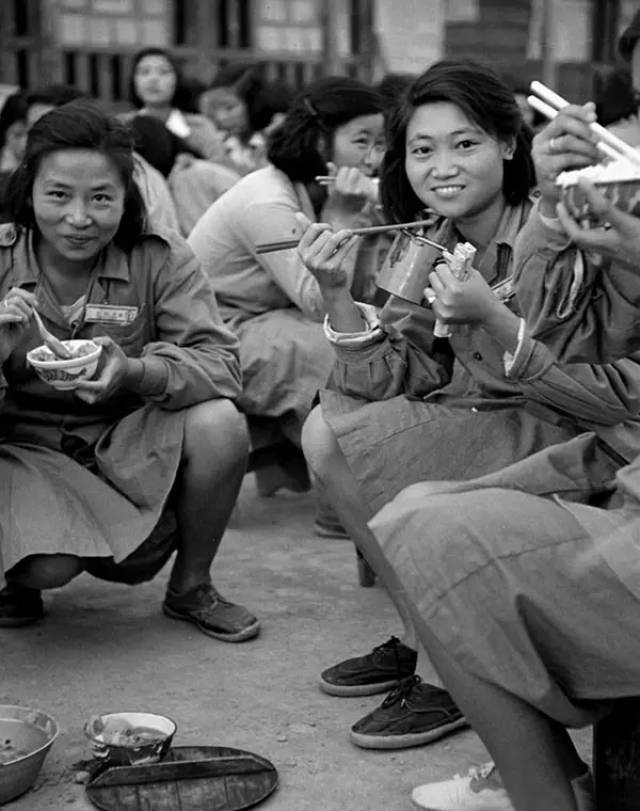 1950年的台湾老照片:流亡孤岛的老蒋,赤脚的挑夫,贩卖