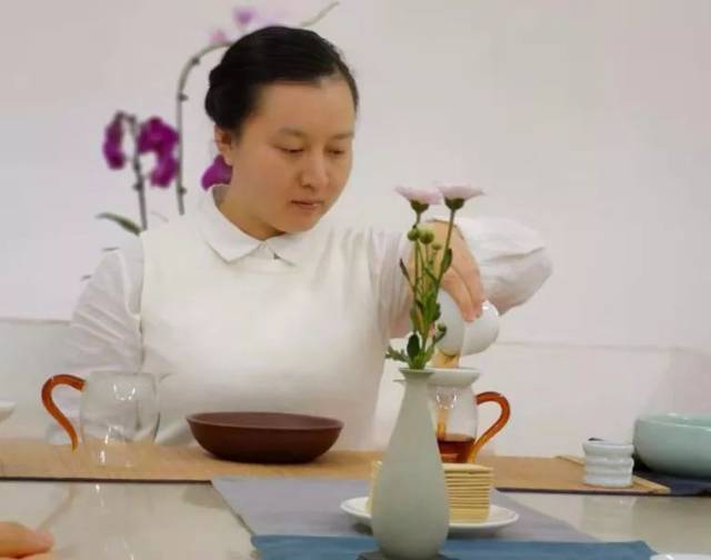 第二课时 泡茶要领篇①茶人的坐姿②提壶,待水③注水动作和水注