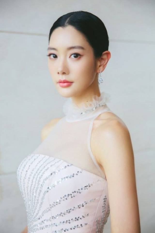 现年33岁,曾被选全球百大美女第二位的韩国性感女星李成敏(克拉拉)