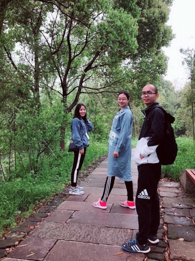 也感谢偶遇的 东北 老乡,让我有了旅途中唯一的全身照,哈哈～笑的灿烂
