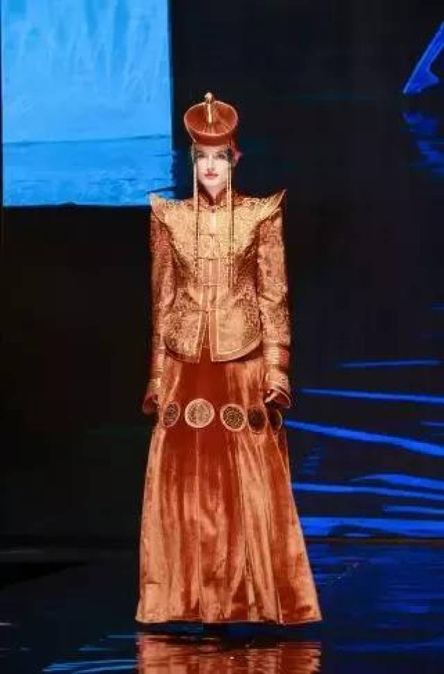模特杜思璐实力诠释蒙古族服装服饰的魅力.