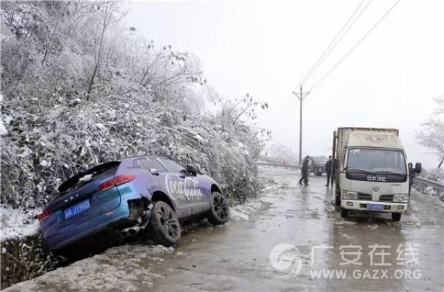 多辆轿车因雪滞留广安华蓥山,雪天路滑,想去看雪的小伙伴们一定要注意