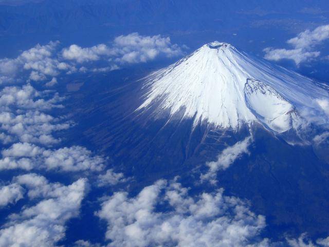 原创日本第一高峰"富士山"海拔3776米,是一座对称的锥形活火山