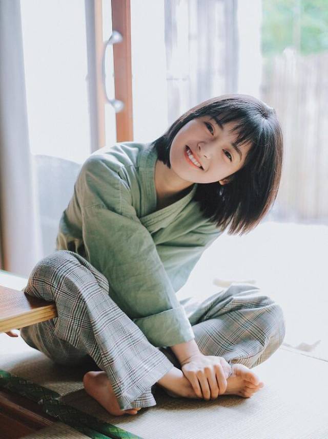 赖美云合影p图坑惨沈月,和李兰迪同框一对比,沈月的腿