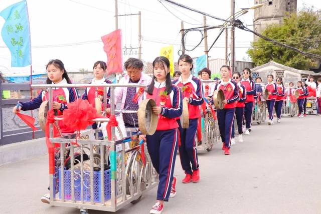 潮汕某村闹热,女生这样扛大旗.