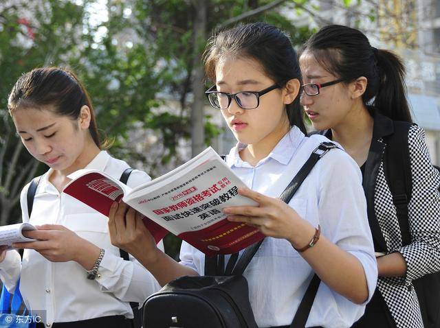 冬季教师资格证面试穿什么衣服合适呢?