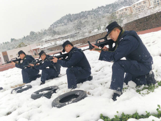 特警开展雪地"冬训 冰天雪地作战场