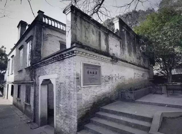 从城区经过武岭门,就正式进入了溪口的百年老街,蒋氏故居,蒋氏宗祠