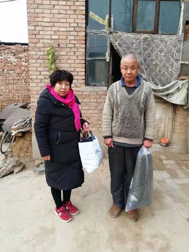 宁晋县纪昌庄乡情系贫困户 元旦送温暖