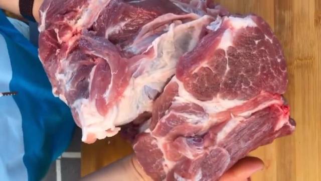 风干肠的做法,瘦肉紧实,肥肉丰腴且透明,味道全交给风和阳光!