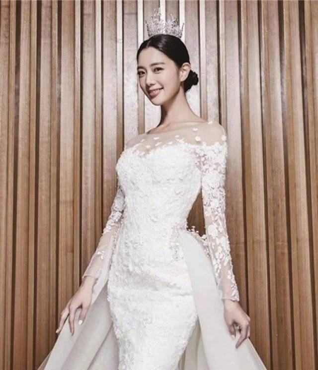 克拉拉婚纱写真曝光,身材高挑容貌出众,因情圣拥有大!