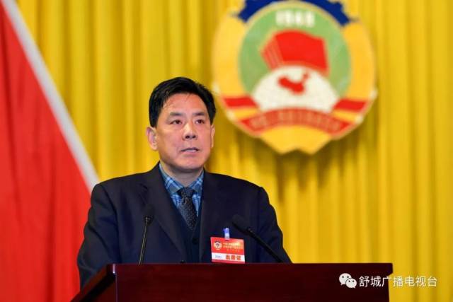 出席今天会议的政协委员应到258人,实到251人,符合政协章程规定.