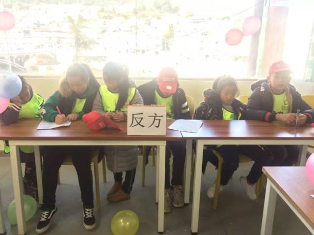 一场小学生的辩论赛,看的你哭笑不得